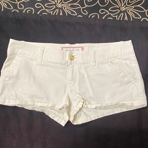 Abercrombie & Fitch White Low-Rise Mini Shorts White Vintage Size 6. Beautiful
